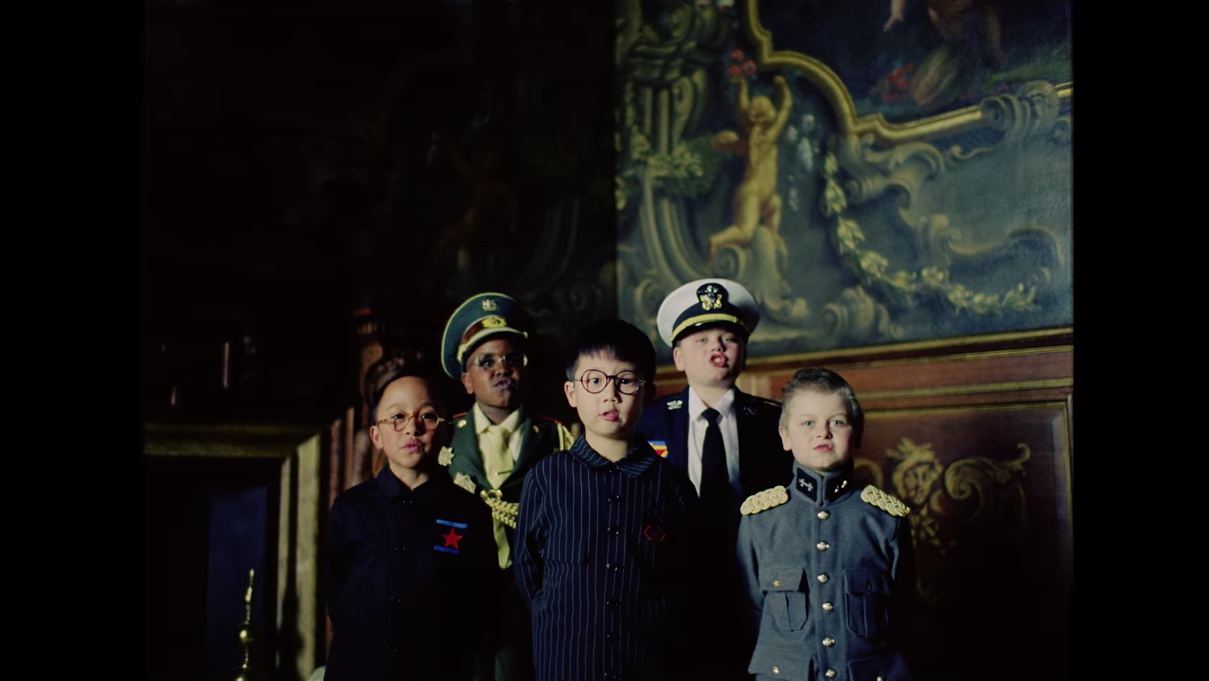 YOUNG FATHERS MET EN SCÈNE DES ENFANTS DICTATEURS DANS « TOY »