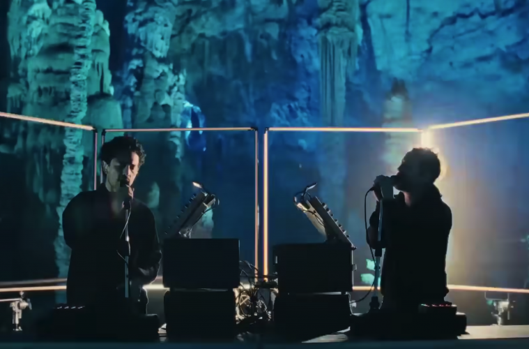 capture de la vidéo Youtube de The Blaze dans la grotte de la Saamandre