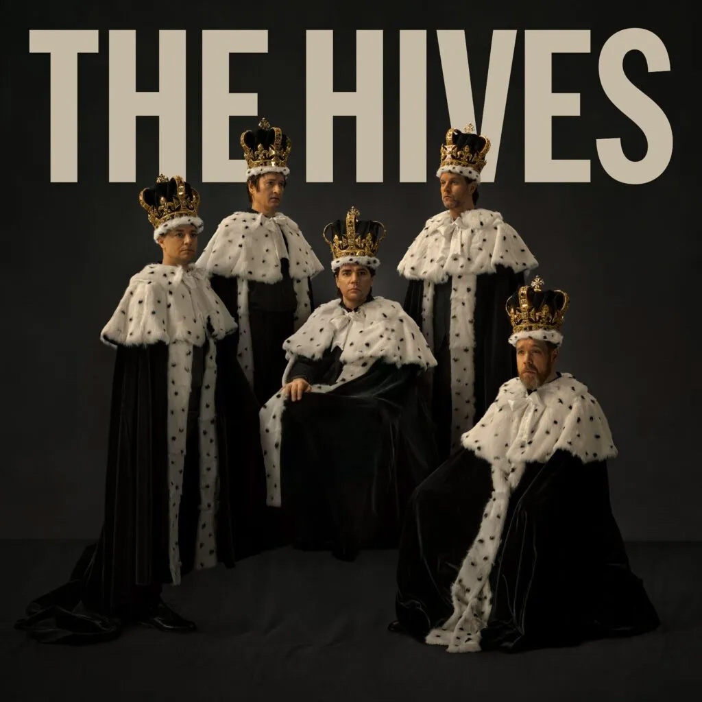 The Hives sont de retour avec « Enough is Enough », et c’est du sérieux !