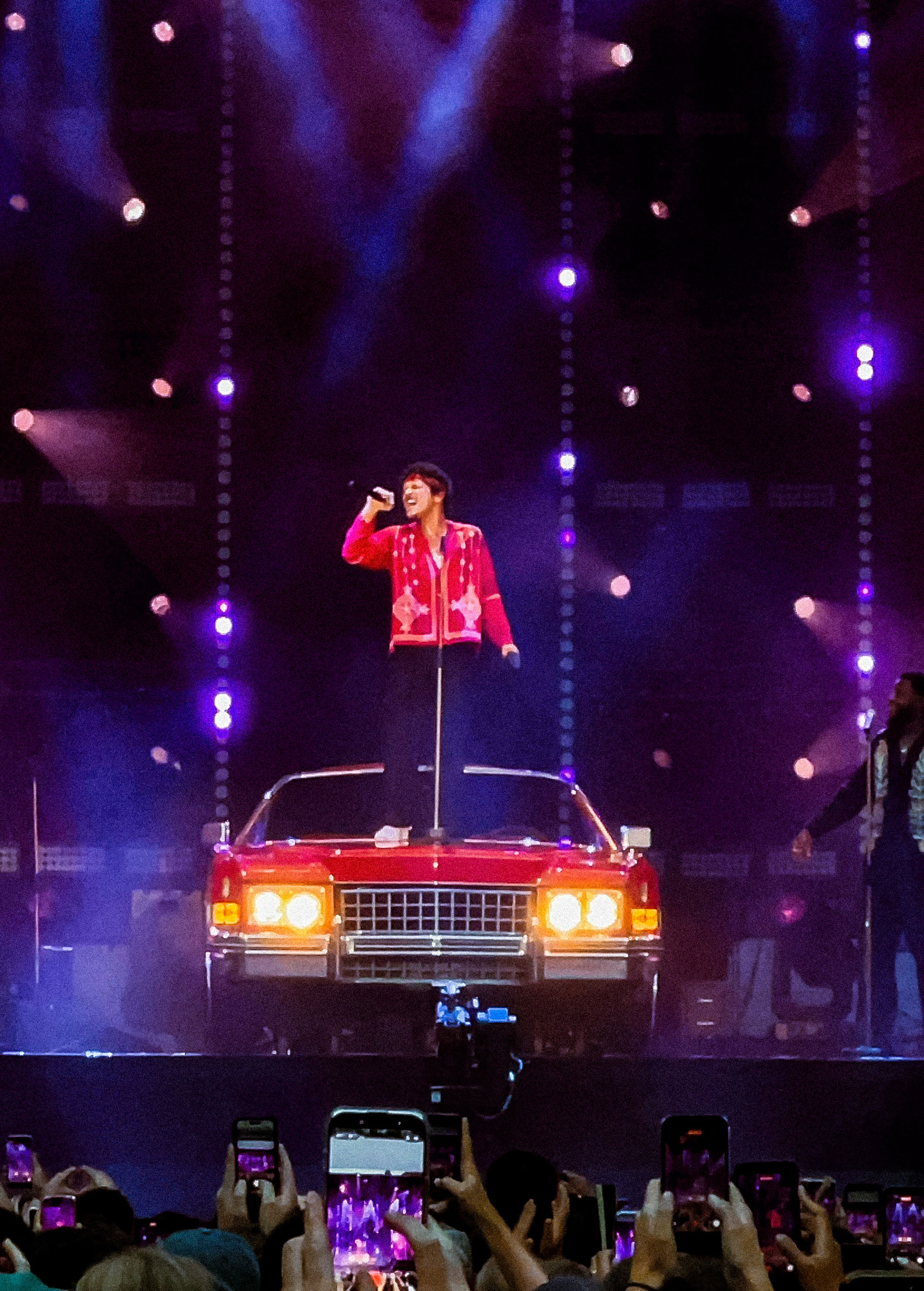 Bruno Mars au Stade de France : on nous avait promis une petite scène, on a vécu un immense concert.